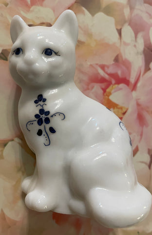 Fenton Art Glass / White Milk Glass Sitting Cat / Hand-Painted Black Flowers / 1982-1985 Label / Fenton Stamp / Aapprox. 3 3/4" / Signed / (Collectibles) Pre-Owned (As Pictured)